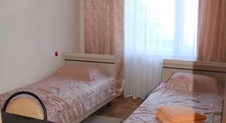 Гостиница Зенит Морское Стандартный двухместный номер с 2 отдельными кроватями и общей ванной комнатой-1