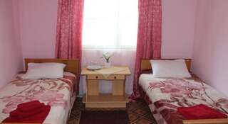 Гостиница Зенит Морское Двухместный номер с 2 отдельными кроватями и общей ванной комнатой-1